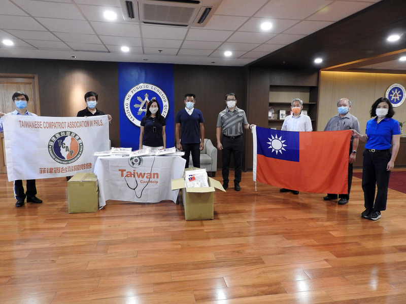 菲律賓台灣同鄉會會長蘇國芳（左4）12日捐贈1000件防護衣給大馬尼拉地區奎松市政府，市長貝爾蒙特（Joy Belmonte）（左3）代表接受，駐菲代表徐佩勇（右3）出席觀禮。(圖：中央社)