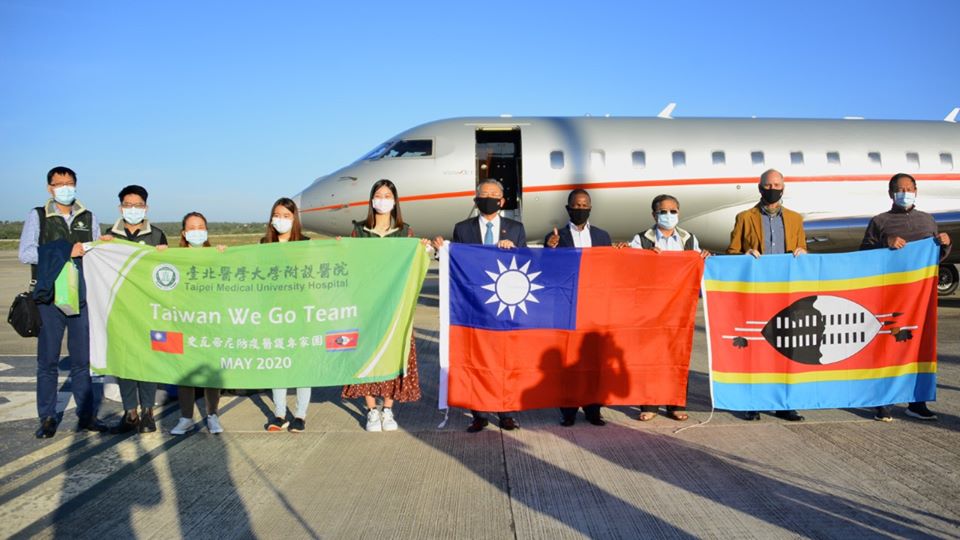 武漢肺炎疫情衝擊全球，臺北醫學大學附設醫院由成人感染科陳立遠醫師(左1)、重症醫學科兼胸腔內科專家黎書亮醫師(左2)、呼吸治療師李芯妤組長(左3)、重症照護林侑暄護理師(左5)組成防疫醫護專家團赴史國協助抗疫。(北醫附醫提供)