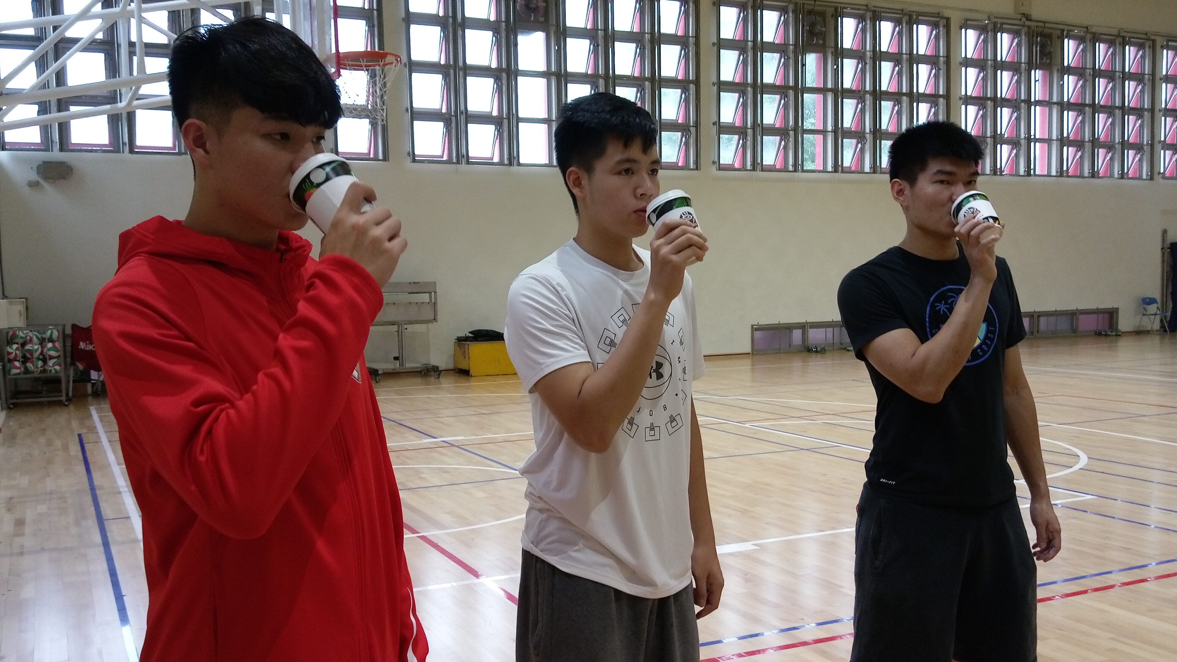 台師大籃球選手賽前1小時喝黑咖啡，促進無氧性爆發耐力。原場館禁止飲食，此為球員示意圖。(陳國維 攝)