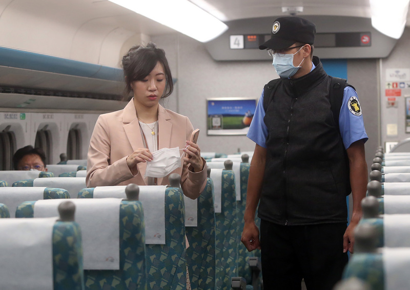 高鐵12月起進入車站，強制戴口罩。(資料照片/中央社)