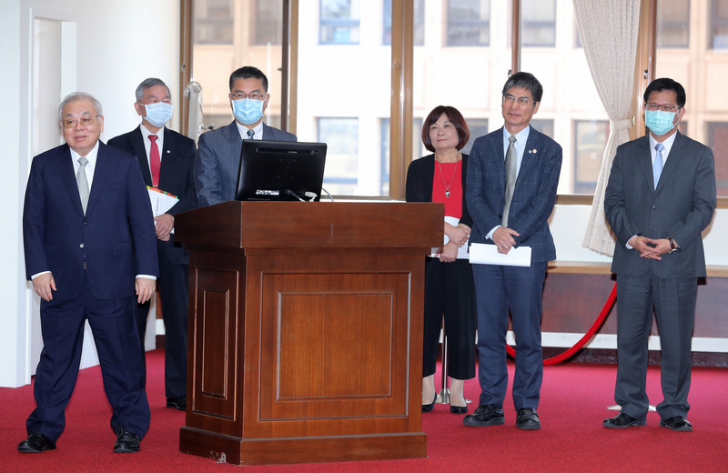 立法院經濟等6個委員會聯席13日審查前瞻基礎建設計畫後續4年經費，立委質詢也關心內閣改組，將主計長朱澤民（左起）、經濟部長沈榮津、內政部長徐國勇、國發會主委陳美伶、科技部長陳良基、交通部長林佳龍請上台質問去留。(圖：中央社)