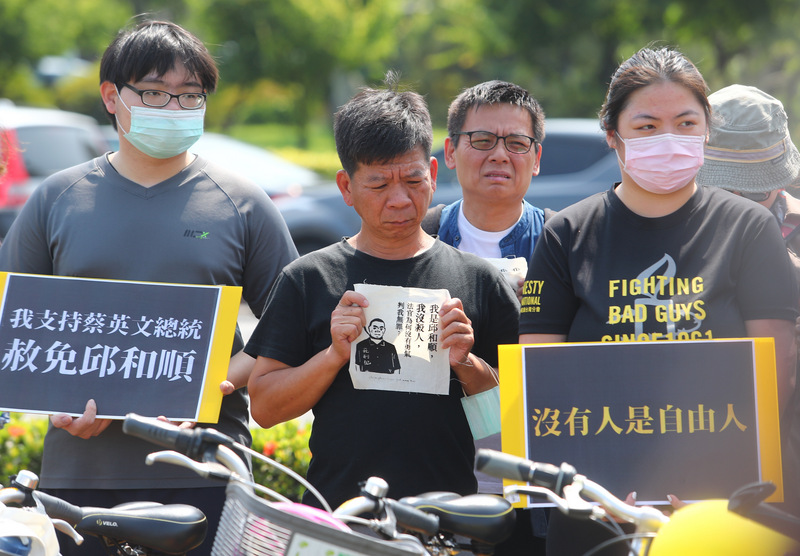 多個民團去年5月在總統府前舉行「為邱和順自由而騎」聲援行動記者會，呼籲總統蔡英文特赦死囚邱和順，曾遭判死刑獲平反的鄭性澤（左2）、徐自強（左3）也到場聲援。(資料照片/CNA)