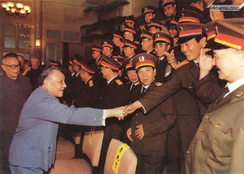 1989.6.9 鄧小平接見戒嚴部隊軍以上幹部，顯示大局已定。（圖：六四檔案）