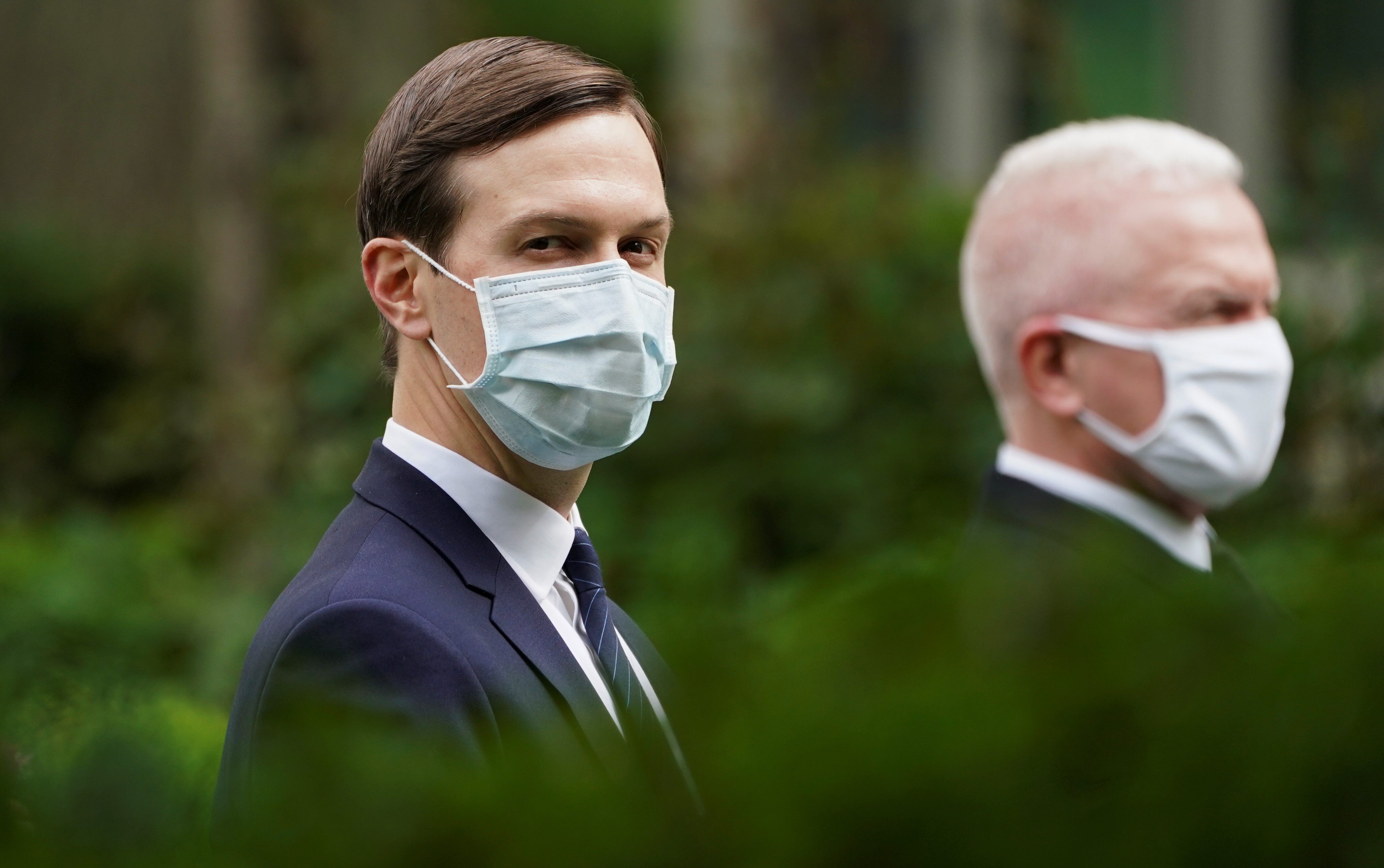 美國總統川普女婿、白宮資深顧問庫許納(Jared Kushner)等人也都戴上口罩出席活動。 (RT/達志影像)