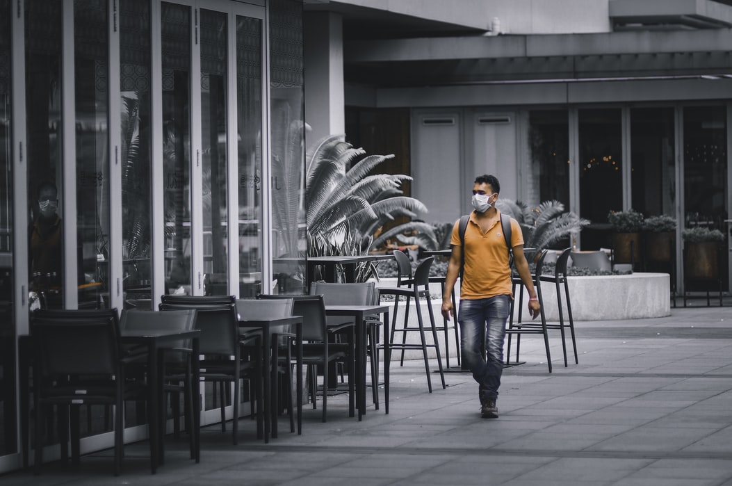 新加坡第一階段解封，畢業班復課餐廳禁用餐。示意圖。(圖：Unsplash)