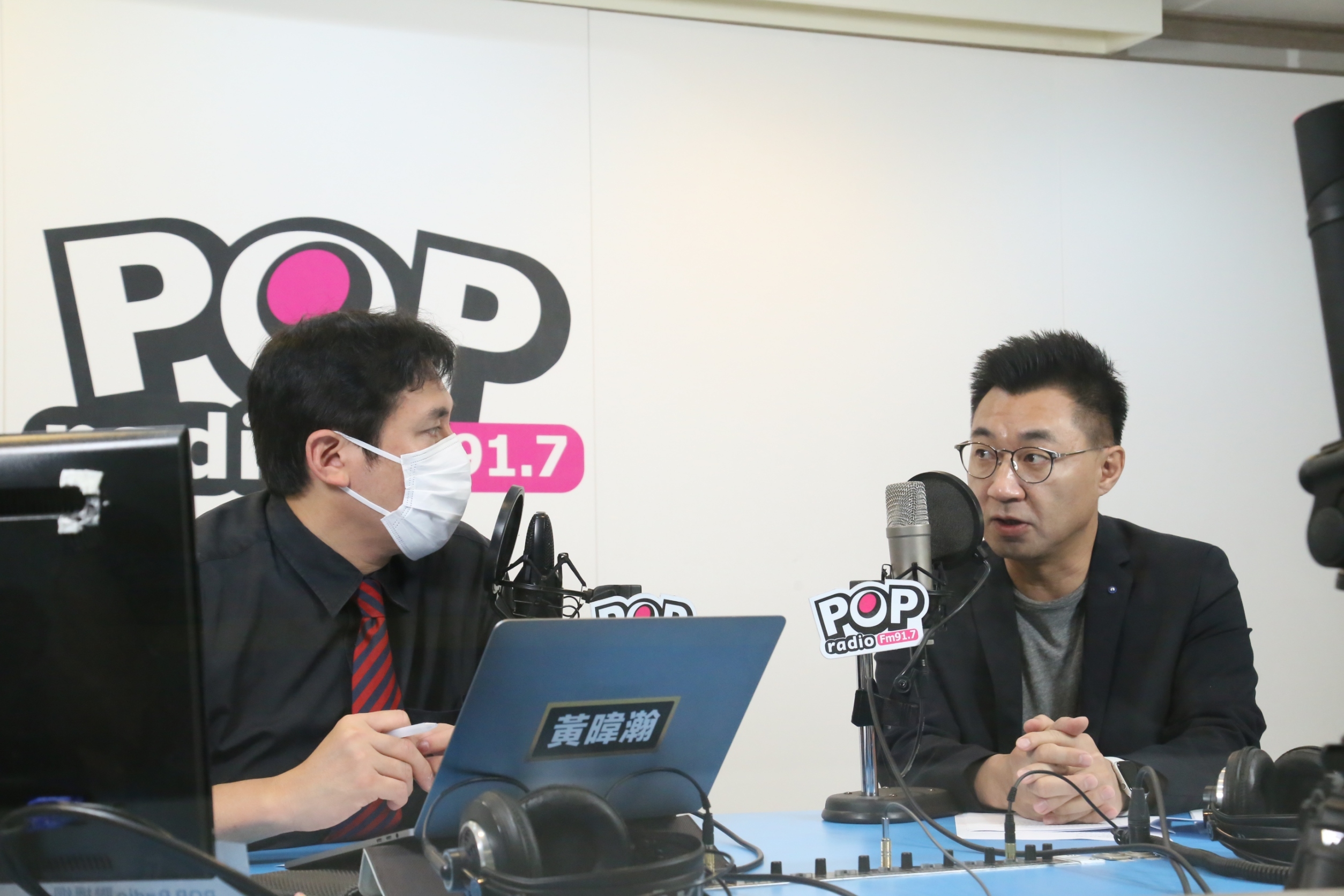 國民黨主席江啟臣上午接受廣播節目專訪。(POP Radio提供)