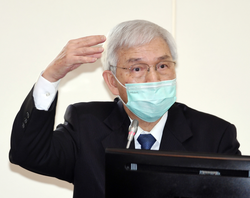 中央銀行總裁楊金龍（圖）14日在立法院財委會表示，台灣是小型經濟體，即便國內疫情控制得宜，還是會受到國外影響，目前認為「第2季復甦情況還是看不到」，並預估經濟情勢比較像是「Nike的形狀」，緩慢走揚。(圖：中央社)