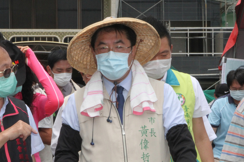 台南市長黃偉哲（前）14日接受媒體聯訪時表示，因2019冠狀病毒疾病（COVID-19，武漢肺炎）疫情不如先前嚴峻，加上天氣漸漸炎熱，台南市政府對戶外戴口罩的措施不再堅持，但在室內空間或較擁擠的地方仍應戴口罩。(圖：中央社)