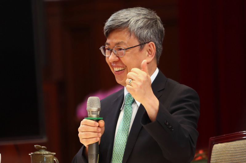 以色列「經濟學人報」(Calcalist)日前訪問陳建仁，於12日以「這就是我國擊敗新冠病毒的方式」為題，刊印5頁紙本篇幅進行報導。(圖：中央社)