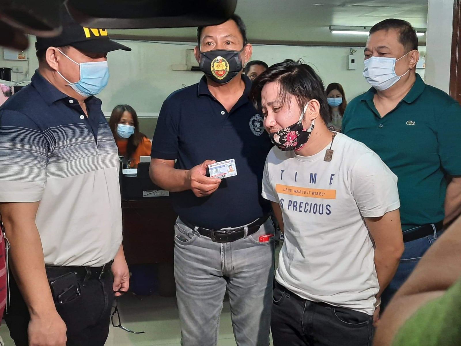 呂宋島中部三描禮士省(Zambales)一名25歲的公立學校教師由於在推特發文，聲稱願支付5,000萬披索(約新台幣2,966萬元)給任何殺死杜特蒂的人，11日被菲律賓國家調查局探員逮捕。(圖/推特)