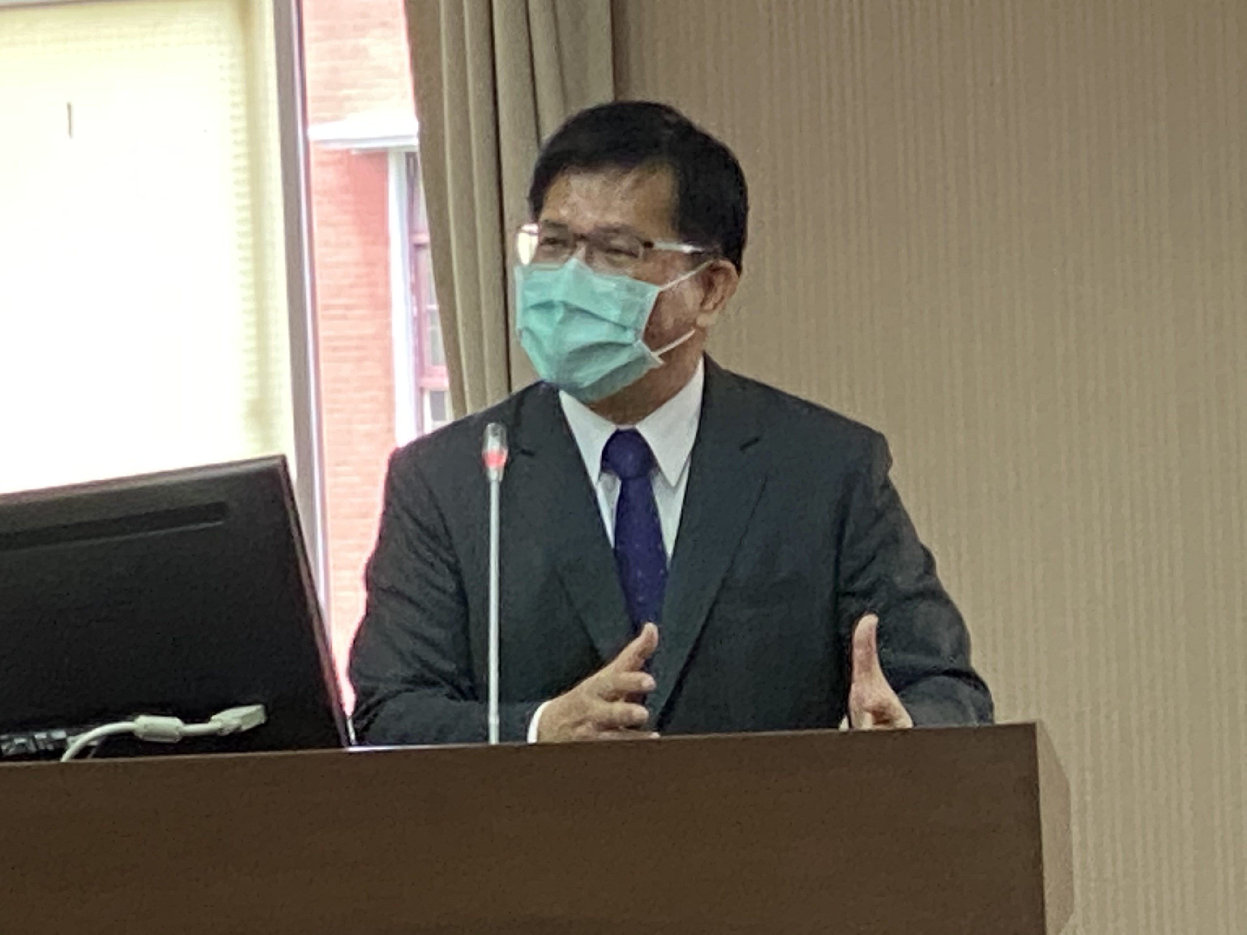 交通部長林佳龍23日在臉書提及兩起車輛未禮讓行人造成的憾事，並說明交通部已研議不適任駕駛退場機制、擴大罰則範圍、檢討路型、推動科技執法等7個方向改善。(吳琍君攝)