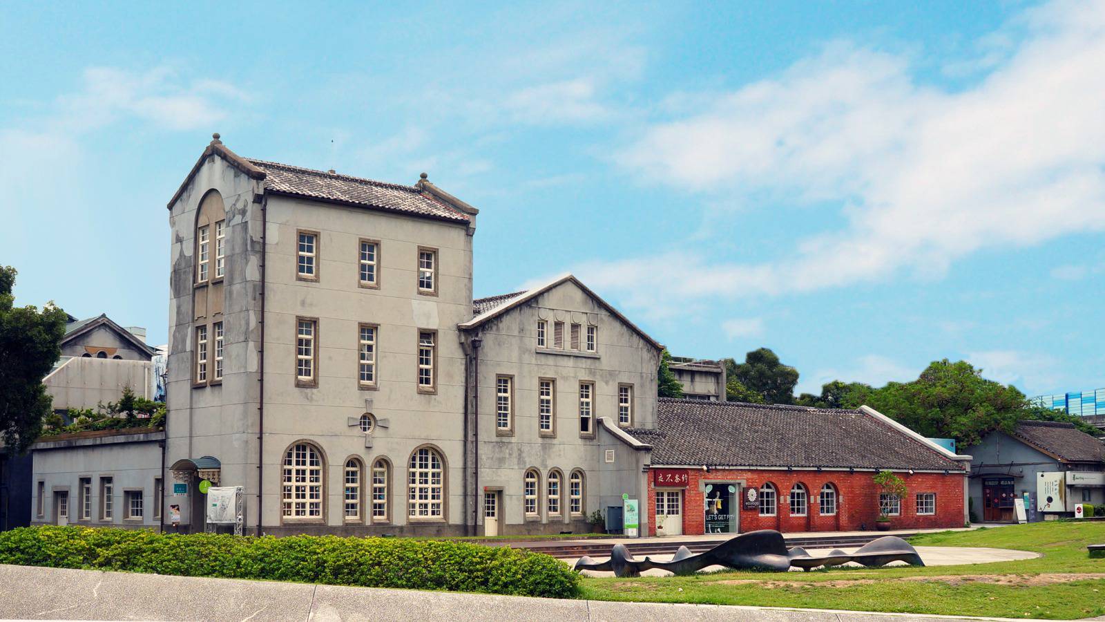 在文化部的規劃下，華山文創園區未來除了既有的民間經營團隊台文創公司之外，園區旁的原BOT基地及現行停車場空間，未來將建置「華山2.0─文化內容產業聚落」，由文策院進駐營運，希望透過公私合力，打造華山文創園區成為國家級文化內容創新樞紐。(文化部提供)