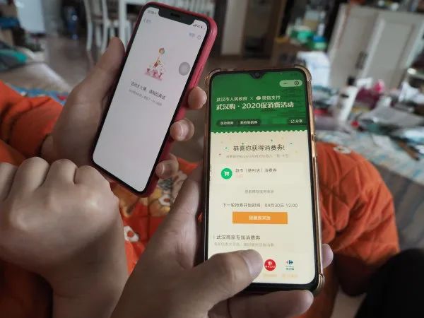 中國銀行與網路的消費貸款相當便利，但一場疫情過後，民眾收入銳減，消費貸款欠款大增，讓催收公司最近相當忙碌，也出現許多中國催收特有現象。(圖/微博)