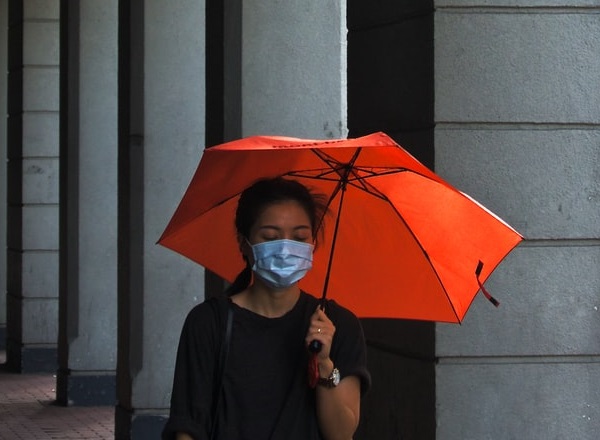 香港5日宣布新的嚴格疫情控制措施，禁止來自8個國家的航班、關閉酒吧和健身房，並取消晚間時段的餐廳內用。(圖：Unsplash)