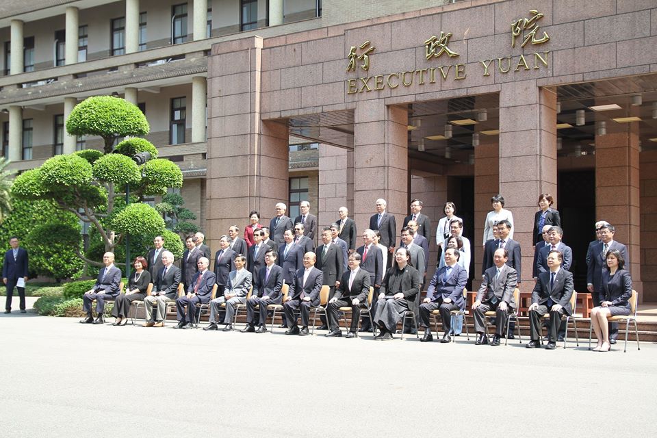 行政院會14日通過內閣總辭案，會後內閣成員在行政院廣場合影留念。(王韋婷攝)