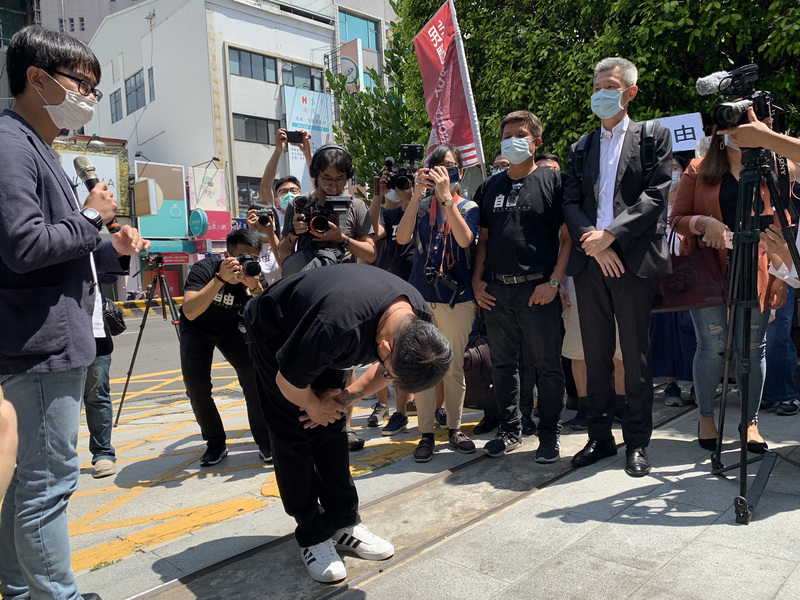 涉及台南市歸仁區雙屍案而遭羈押19年的死囚謝志宏，15日由台灣高等法院台南分院宣判無罪。謝志宏在聲援團體的簇擁下走出台南高分院後，立刻轉身向台南高分院深深三鞠躬，謝志宏說，終將消失的真相追回。(圖:中央社)