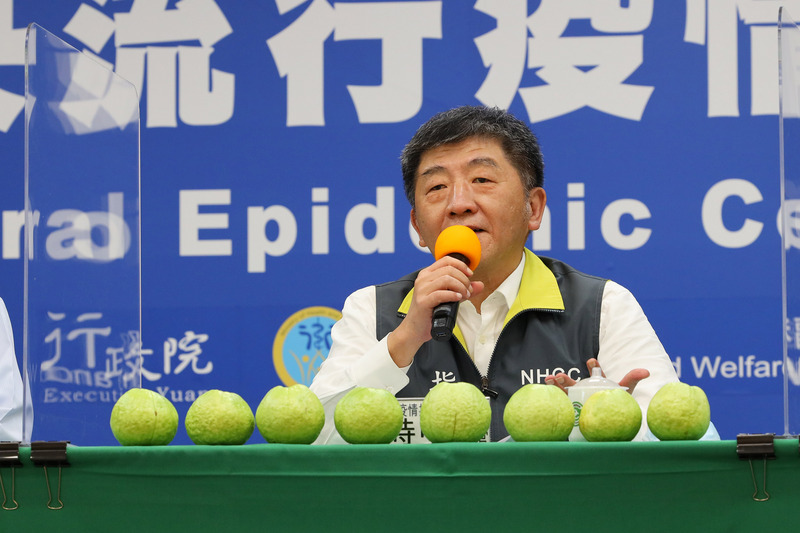 中央流行疫情指揮中心15日在例行記者會前特地在桌上擺出8顆「芭樂」引起關注。果然，衛生福利部部長陳時中一開口就宣布台灣15日又是零確診。（中央流行疫情指揮中心提供）