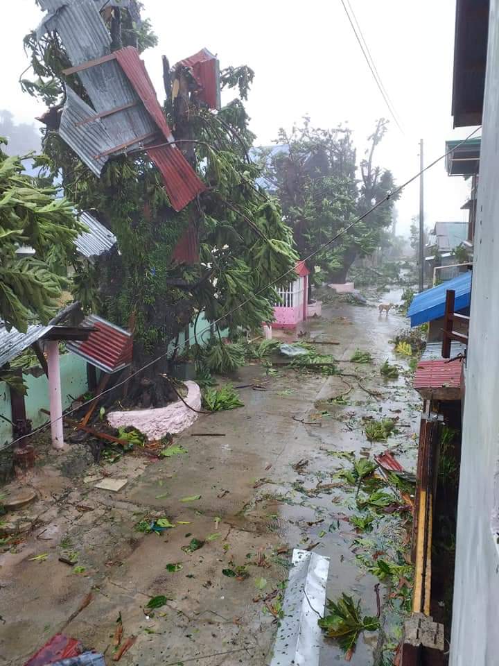 黃蜂颱風14日登陸菲律賓中部的薩馬島(Samar)，帶來狂風暴雨，吹翻屋頂，其行進路徑對居住在沿海地區或不牢固房屋中的數十萬居民造成威脅。(圖/推特)