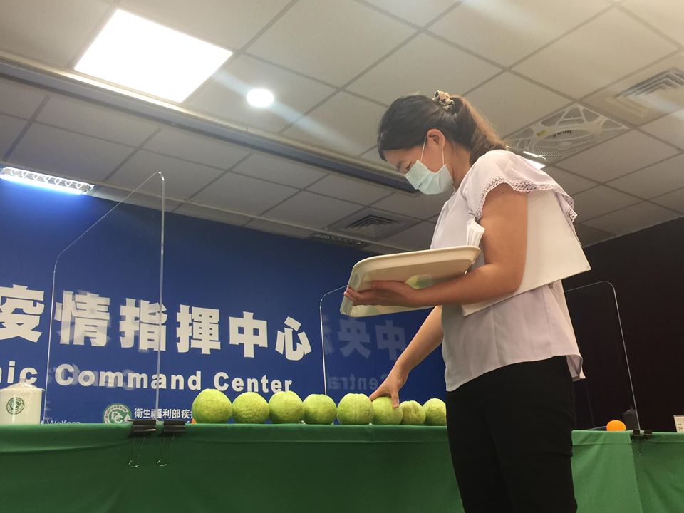 中央流行疫情指揮中心15日特別擺出8顆芭樂，比喻連續8天沒有新增病例。(蕭照平攝影)