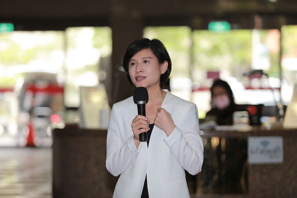 文化部長鄭麗君確定520後卸任，其任內施政獲得藝文界高度肯定，許多人認為她設下文化部長施政表現「高標」，對未來的繼任者是壓力也是挑戰。(文化部提供)