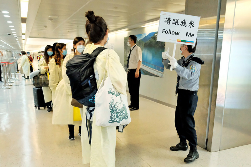 36名滯留在馬爾地夫的台灣人16日晚間終於順利返抵國門，下機後，民眾依循指示，以每10人為1組保持社交距離，依序完成入境程序，最後分乘2輛防疫車隊遊覽車，前往檢疫所集中隔離檢疫14天。(圖：中央社)