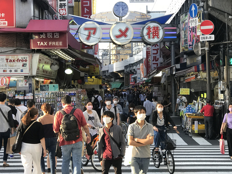 日本東京單日新增41例武漢肺炎確診病例。圖為御徒町阿美橫丁商店街人群。（中央社檔案照）