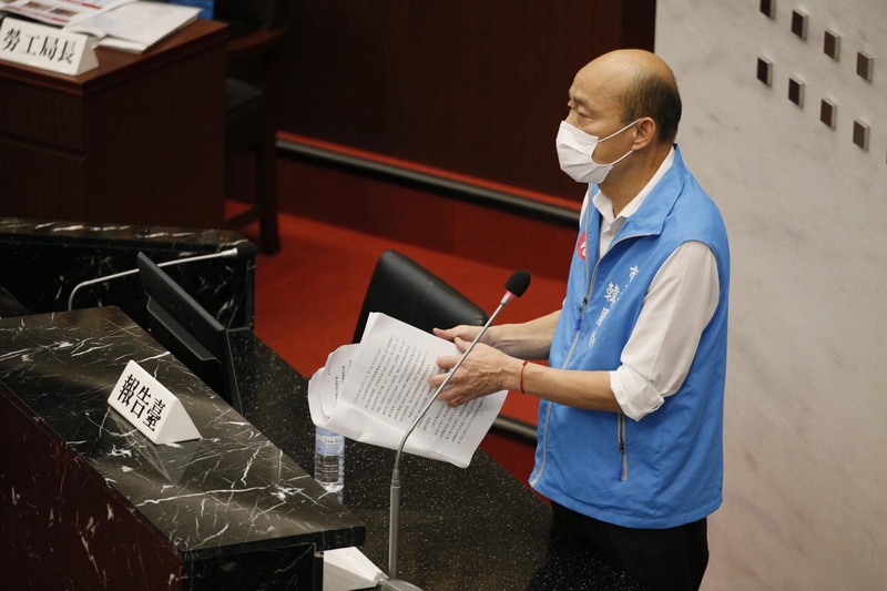 高雄市長韓國瑜到市議會進行施政報告，為自己請假參選總統向高雄市民致歉。(圖：中央社)