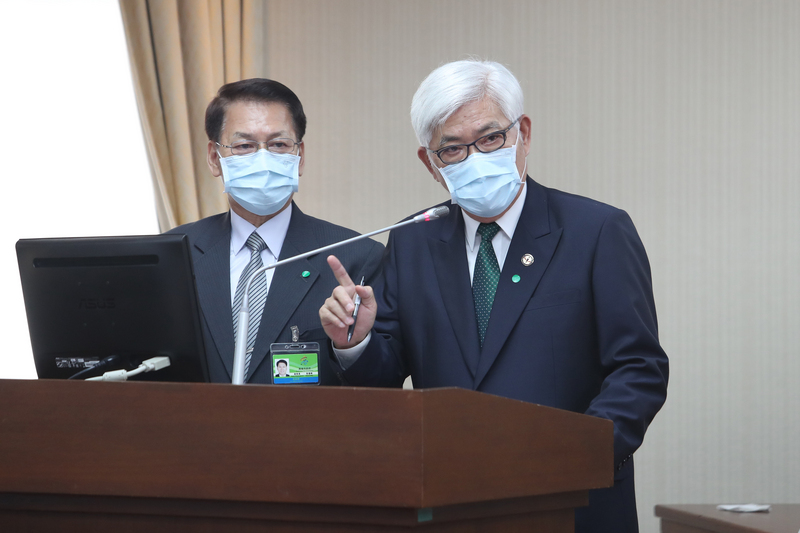 罷韓投票倒數，中央選舉委員會主任委員李進勇（右）18日在立法院內政委員會說，高雄市長韓國瑜身為被罷免人，有理由為自己辯護、呼籲選民表態，但同時也是高雄市長，應率領公務員依法行政，千萬不要傳達錯誤訊息。(圖：中央社)