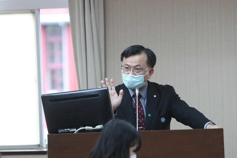 總統府日前遭駭，傳出有文件稱新提名的國家通訊傳播委員會（NCC）委員有人偏綠，可以處理中天電視台。NCC代理主委陳耀祥（圖）18日表示，總統府的聲明說這是變造文件，因此他無從回應，他也沒看到文件中寫了什麼。(圖：中央社)