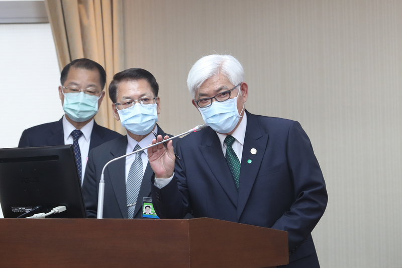 中選會主委李進勇（右）18日表示，網路上有人叫他「罷韓總舵手」，完全悖乎事實。(圖：中央社)