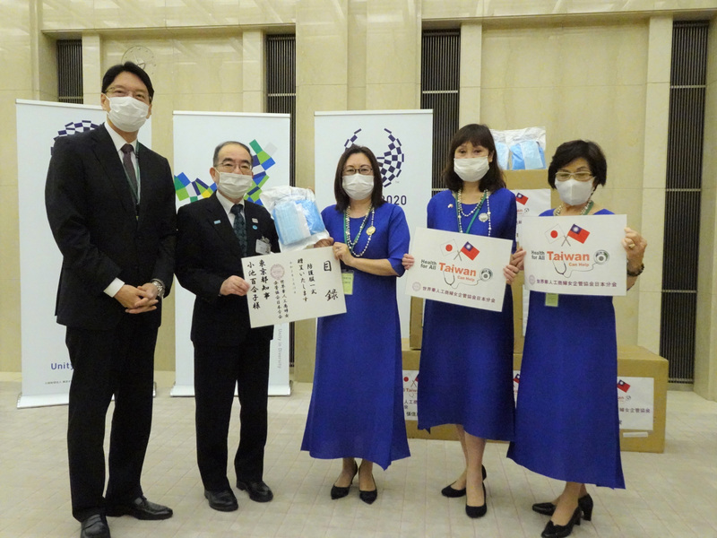 世界華人工商婦女企管協會會長錢妙玲（中）18日至東京都廳捐防護衣、口罩等，東京都副知事多羅尾光睦（左2）致謝並稱讚台灣防疫有成。(圖：中央社)