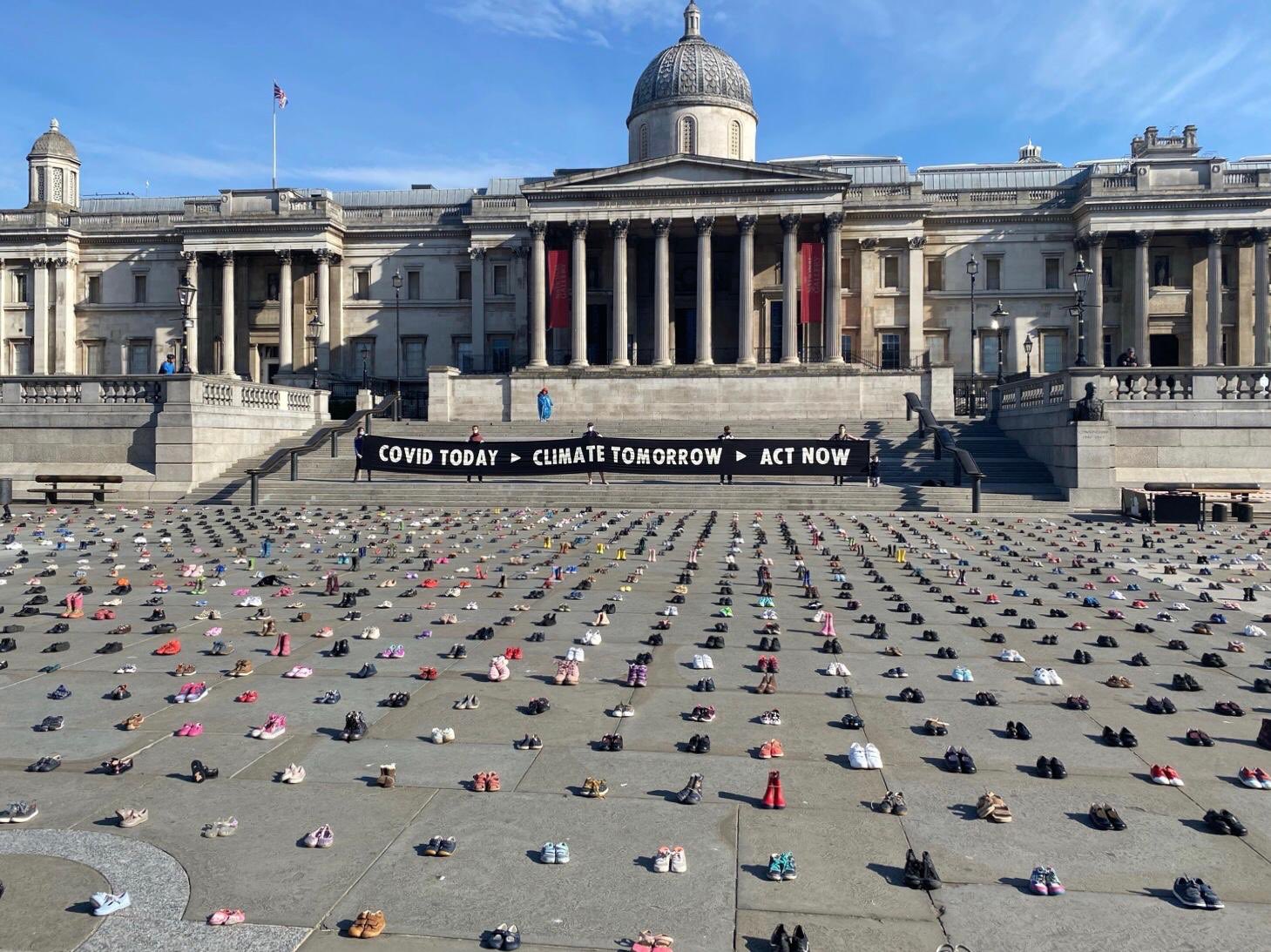 氣候變遷關注團體「反抗滅絕(Extinction Rebellion)」在倫敦特拉法加廣場(Trafalgar Square)，整齊的放置2千多雙童鞋，要求英國政府，不要對污染環境的碳排放密集產業紓困。(圖/推特)
