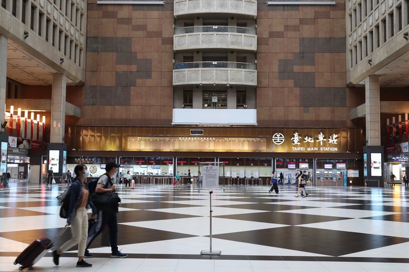 圖為台北車站大廳棋盤式黑白相間的大地磚。(圖：中央社)