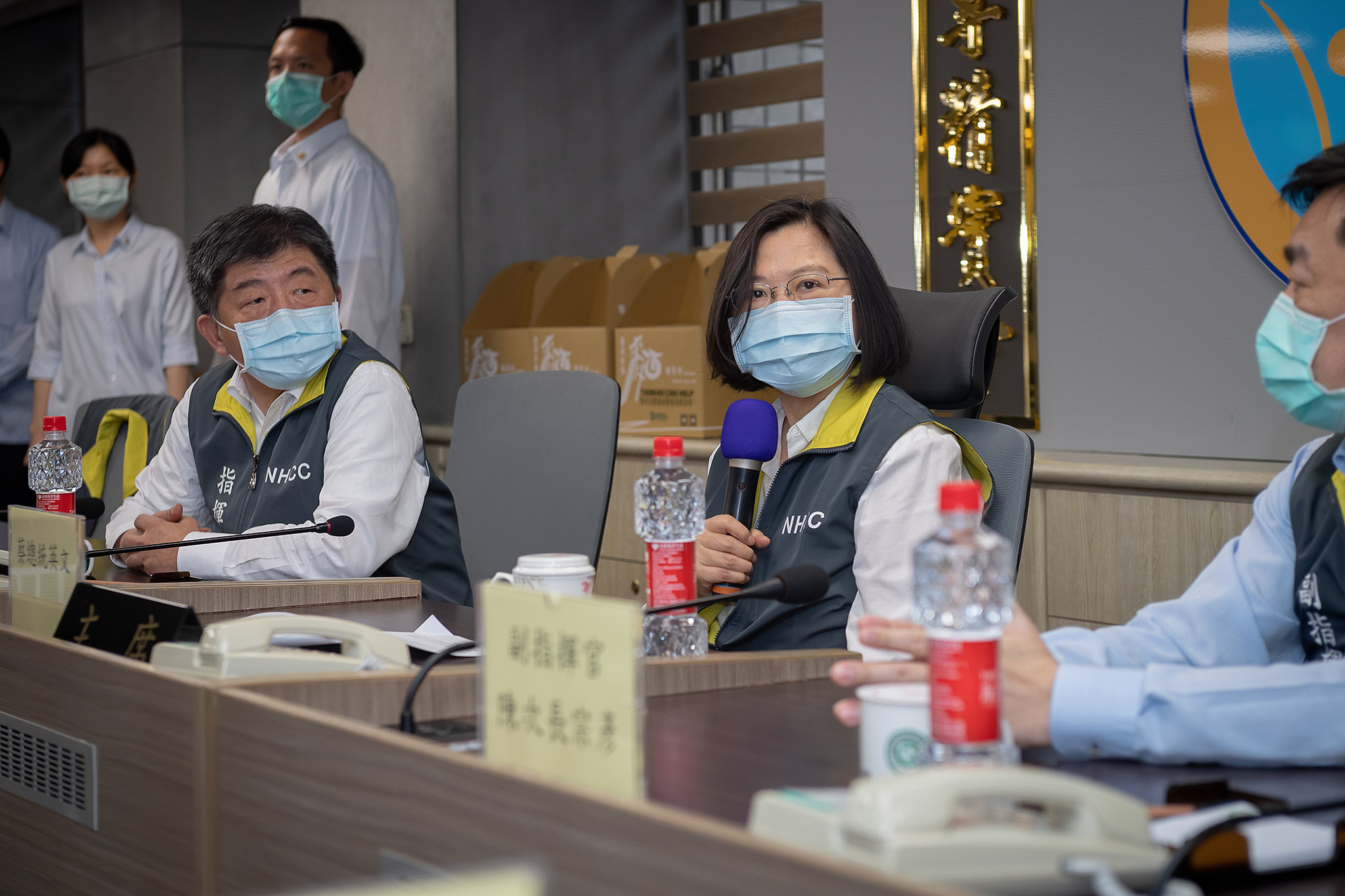蔡英文總統19日上午前往中央流行疫情指揮中心視察，親自邀請防疫團隊參加520就職典禮。(圖:總統府)
