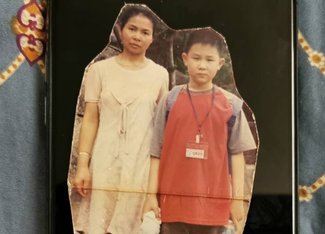 這是Asuka(右)在小學四年級和E-DAM(左)的最後一張合照。(Asuka提供)