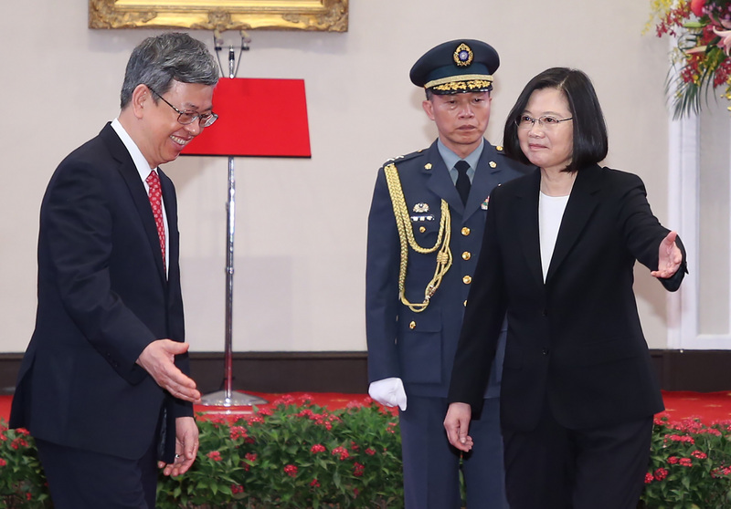 中華民國第15任總統、副總統宣誓就職典禮20日在總統府大禮堂舉行，典禮結束後，總統蔡英文（右）送前副總統陳建仁（左）離開。(圖:中央社)