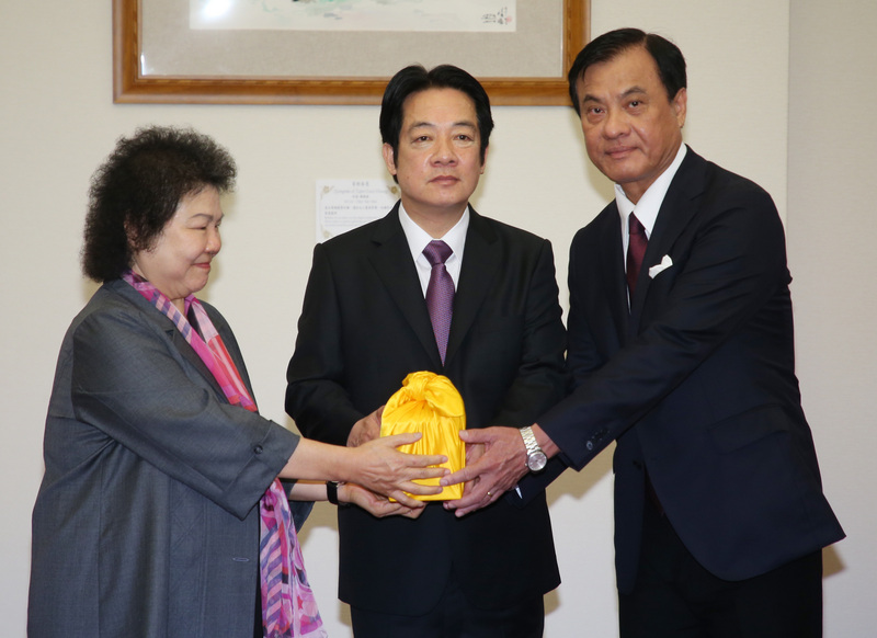 總統府秘書長蘇嘉全(右1)因個人因素主動向總統請辭，總統表示尊重並准予辭職。圖為今年五月祕書長交接典禮。(資料照 / 圖:中央社)
