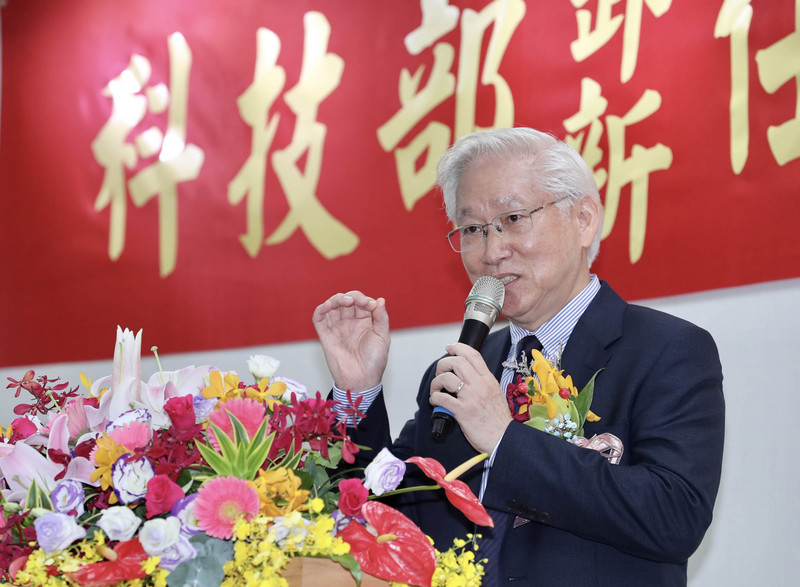 科技部長吳政忠20日上任，他致詞表示，政府是延續的，上任後會持續推動科技部的4個任務，包括規劃未來科技政策、支援基礎研究、科學園區與創新創業。 (圖:中央社)