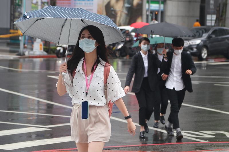 暴雨將至 西南風明增強為西南氣流 全台嚴防大豪雨。(資料照片/CNA)