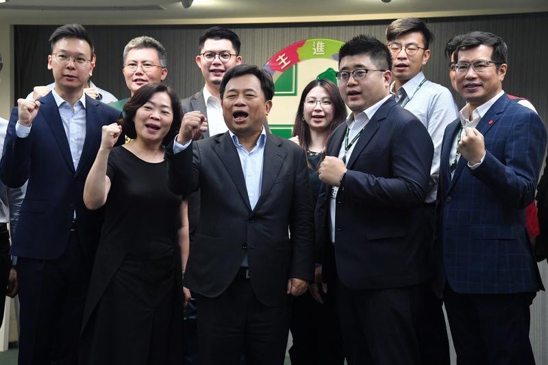 民進黨20日宣布黨內新人事，秘書長由林錫耀（前左3）出任，副秘書長為高幸雪（前左2）、林鶴明（前右2）及林飛帆（前左），黨籍立委羅致政（前右）兼任國際事務部主任。(圖：中央社)