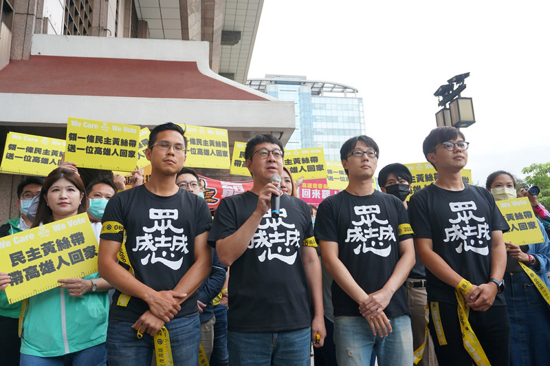 高雄市長韓國瑜罷免案6月6日投票在即，罷韓團體成員近期全力催票，20日並到台北車站外發放象徵「光復高雄」的黃絲帶，Wecare高雄發起人尹立（前右3）等人呼籲北漂青年踴躍返鄉投票。 (圖:中央社)