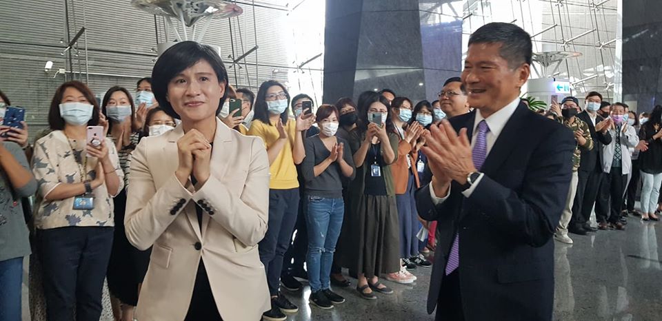 鄭麗君(左)今天(20日)正式卸下文化部長職務，文化部同仁熱情列席歡送，讓鄭麗君感動泛淚。右為新任文化部長李永得。(江昭倫攝)