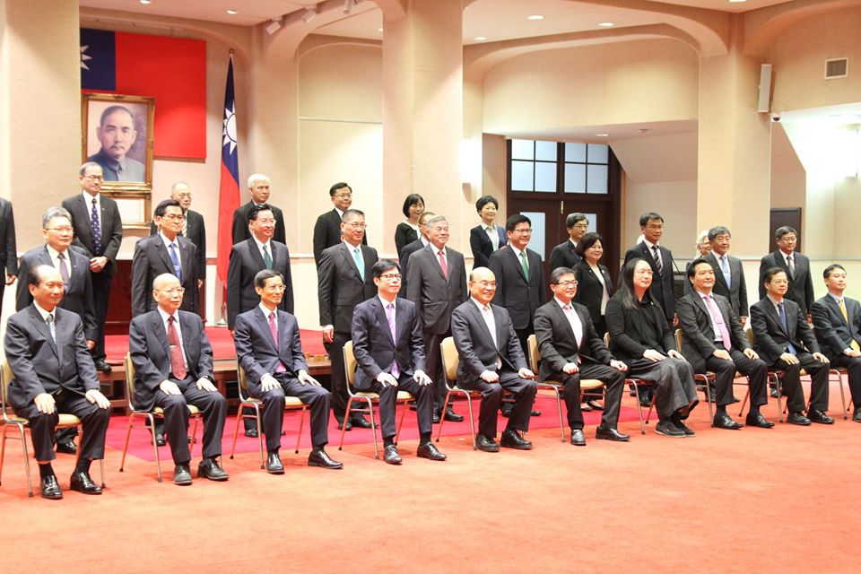 行政院長蘇貞昌和內閣團隊20日宣誓就職，行政院下午舉行臨時院會後，蘇貞昌和內閣成員一起合影，為新內閣團隊留下紀念。(王韋婷攝)