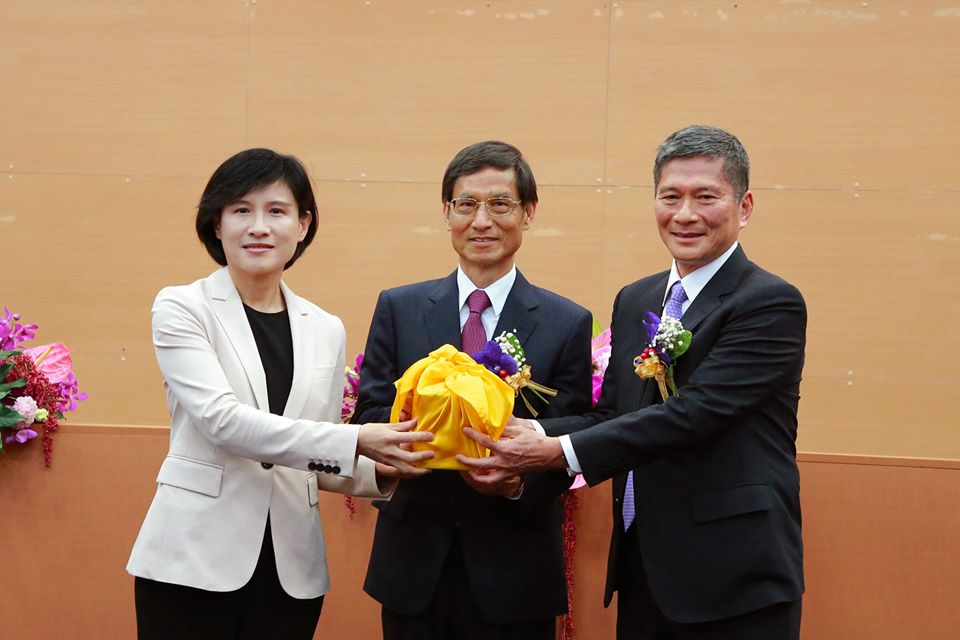 文化部20日舉辦新卸任部長交接典禮，新任文化部長李永得（右）與卸任文化部長鄭麗君（左）交接印信，由行政院政務委員林萬億（中）監交。(文化部提供)