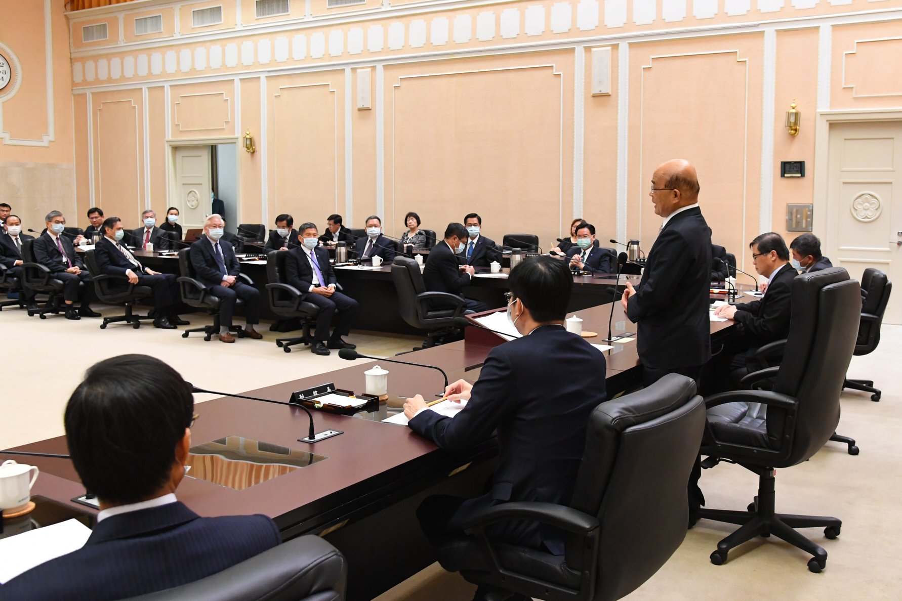 行政院會預計4日將通過3項配套修法，刪除違憲條文；現役軍人、教職員提繳的退撫基金費用，將免予課稅。(行政院提供)