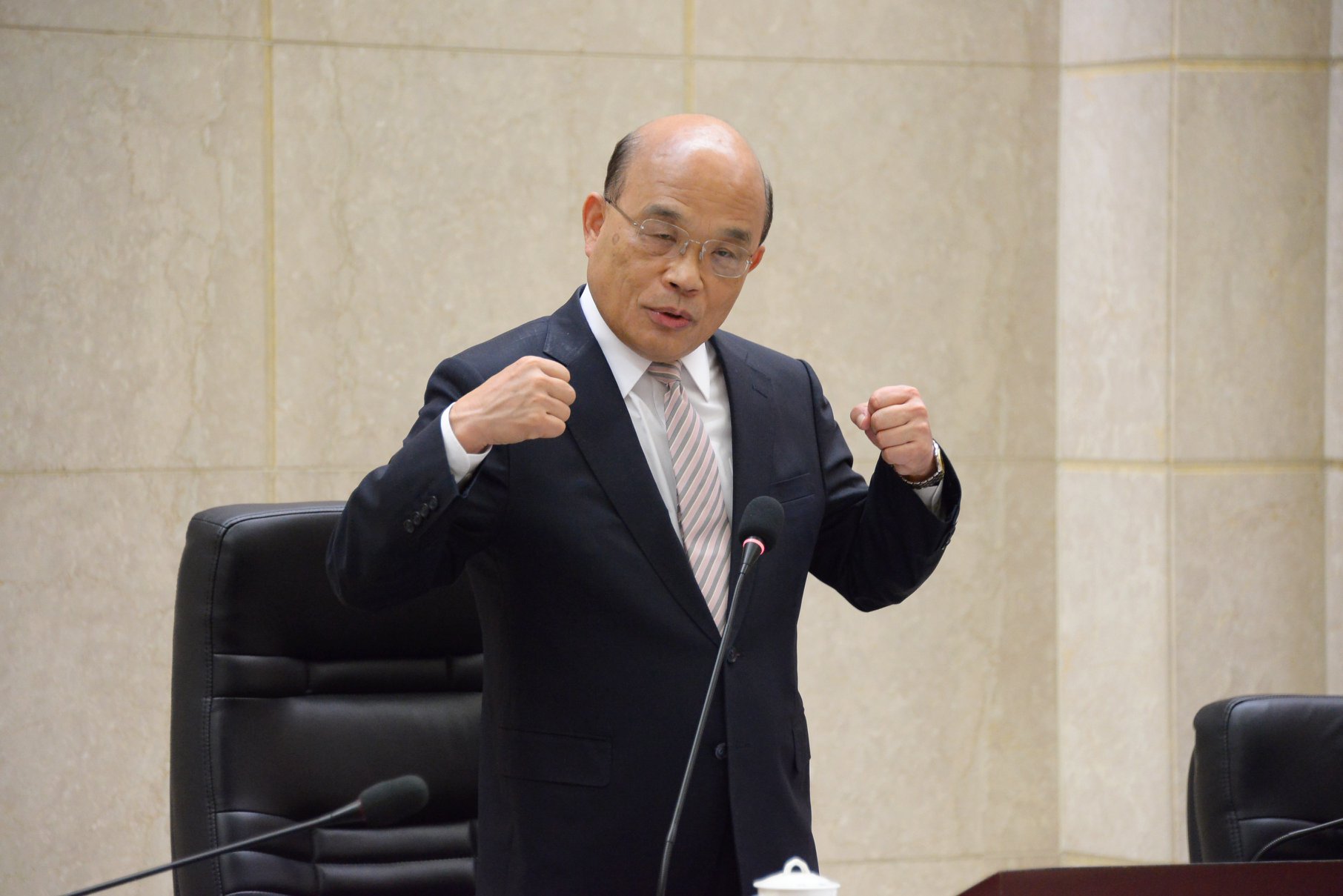 行政院長蘇貞昌19日受訪時指出，全案已由司法院和法務部偵辦中，「證據到哪裡，就辦到哪裡」，希望符合國人的期待。(行政院提供)