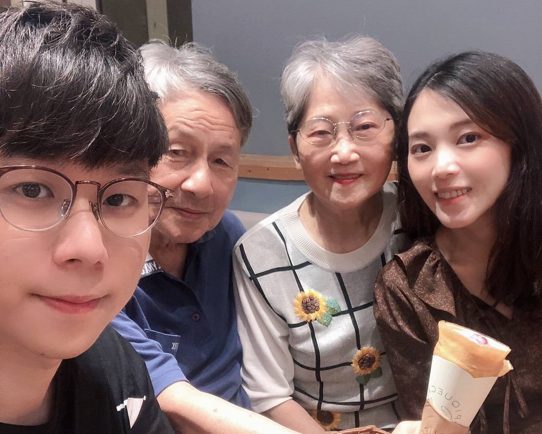 Asuka(左一)生命中最重要的爺爺(左二)、奶奶(右二)和老婆(右一)。(Asuka提供)