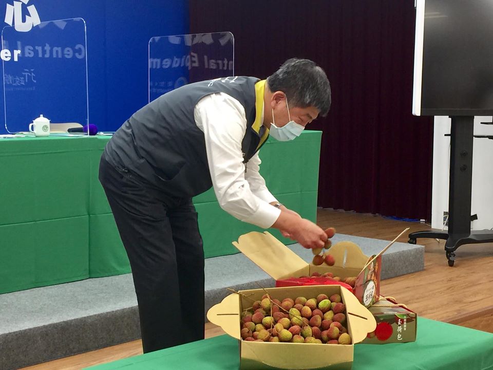 中央流行疫情指揮中心記者會現場擺出玉荷包，指揮官陳時中說，玉荷包象徵有很多個零，希望確診個案持續歸零。(蕭照平 攝)
