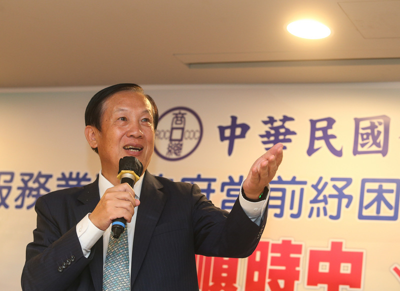 中華民國全國商業總會21日下午舉行「服務業對政府當前紓困與振興經濟建言記者會」，理事長賴正鎰提出三建言，呼籲政府盡速振興經濟。(圖：中央社)