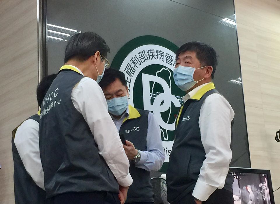 中央流行疫情指揮中心指揮官陳時中率員等候副總統賴清德慰勉視導。（蕭照平攝）